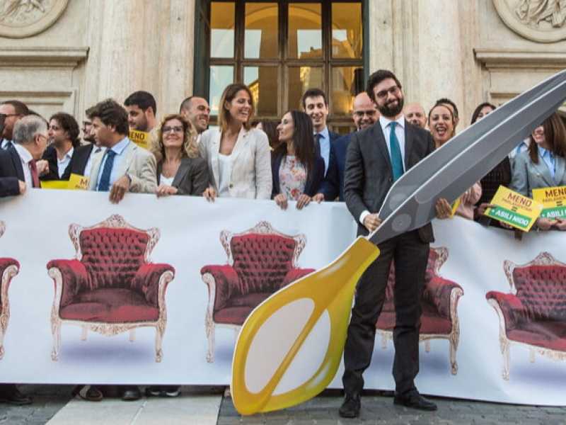 Gli esponenti del M5s festeggiano il taglio dei parlamentari davanti a Montecitorio (foto LaPresse)