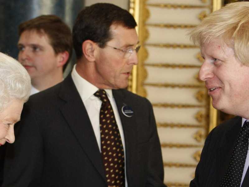 Un incontro tra la Regina Elisabetta II e l'allora sindaco di Londra Boris Johnson nel 2009 (Foto LaPresse)