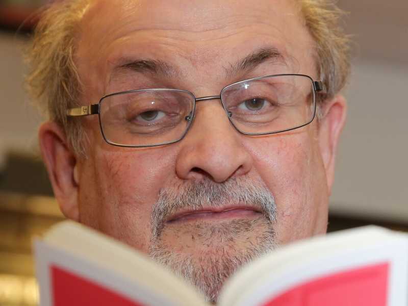 Salman Rushdie firma copie del suo ultimo libro (LaPresse)