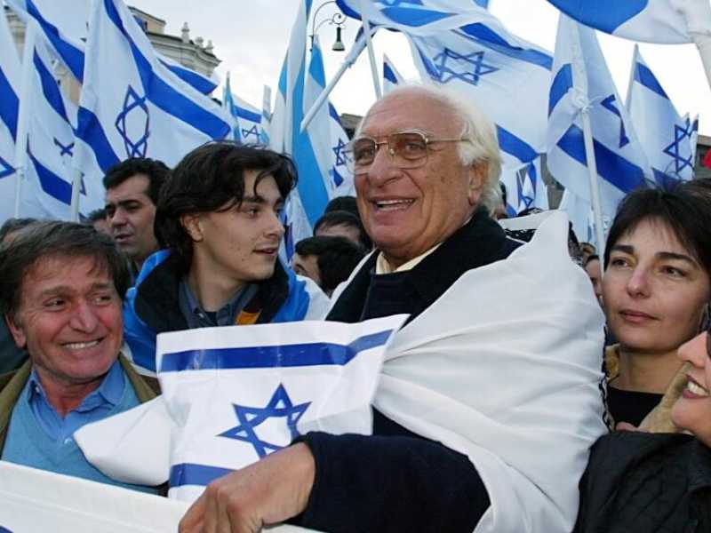 Marco Pannella durante l'Israele Day nel 2002 (foto LaPresse)