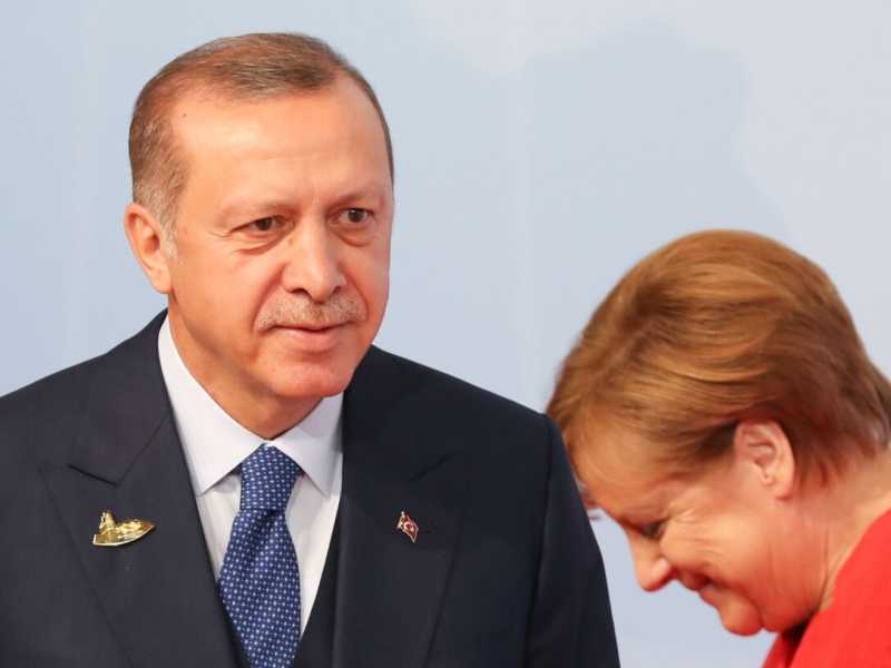Il presidente turco Recep Tayyip Erdoğan e la cancelliera tedesca Angela Merkel al G20 di Amburgo nel luglio 2017 (foto LaPresse)