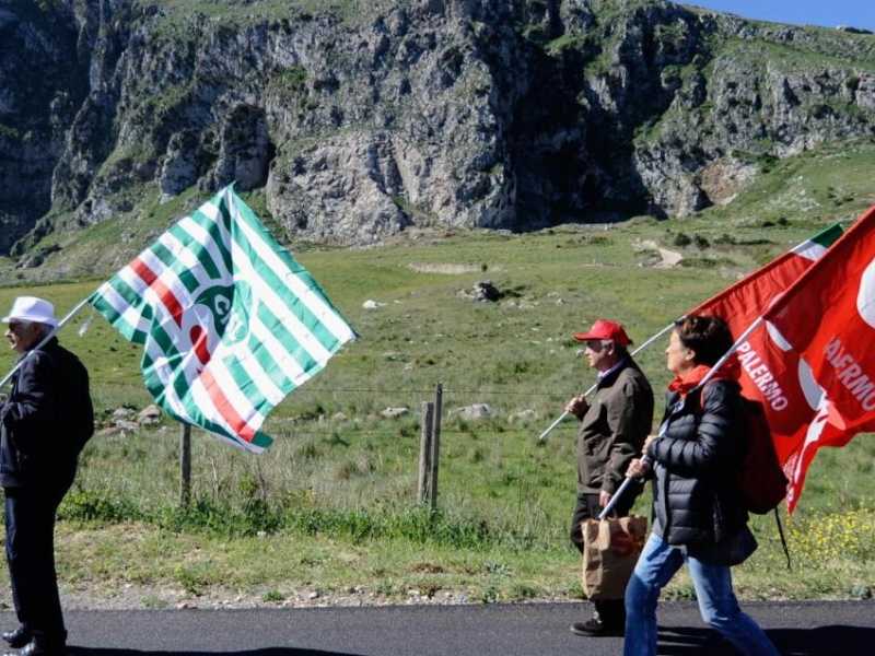 Le sigle sindacali riunite per la commemorazione di Portella della Ginestram, in Sicilia (foto LaPresse)