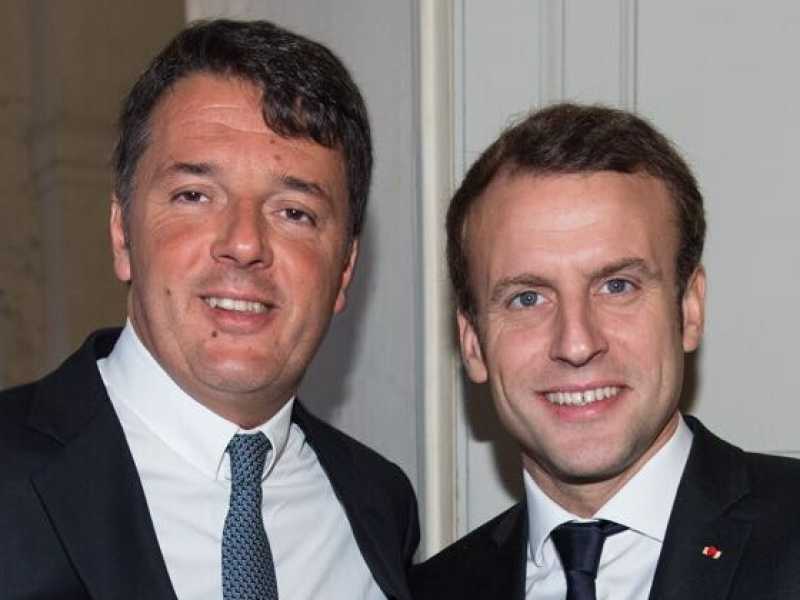 Emmanuel Macron riceve Matteo Renzi al Palazzo dell'Eliseo, il 21 novembre 2017 (foto LaPresse)