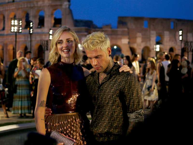 Roma, Chiara Ferragni e Fedez alla sfilata Fendi al Colosseo