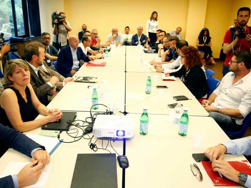 Un incontro tra ArcelorMittal e sindacati a Roma (foto LaPresse)