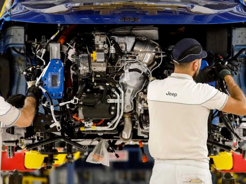 Assemblaggio della Jeep allo stabilimento Fca di Melfi (foto LaPresse)