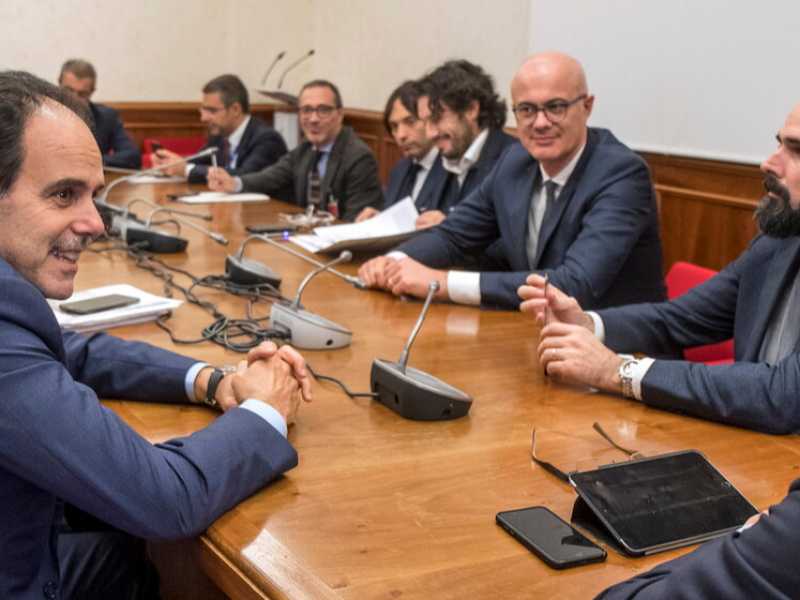 Gli esponenti della maggioranza riuniti alla Camera per discutere della legge elettorale (foto LaPresse)