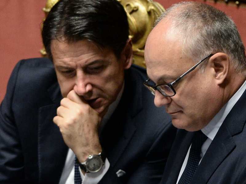 Il presidente del Consiglio Giuseppe Conte e il ministro dell'Economia Roberto Gualtieri (foto LaPresse)