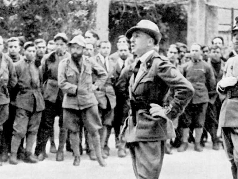 Gabriele D'annunzio parla ai legionari a Fiume. 18 marzo 1920 (foto LaPresse)