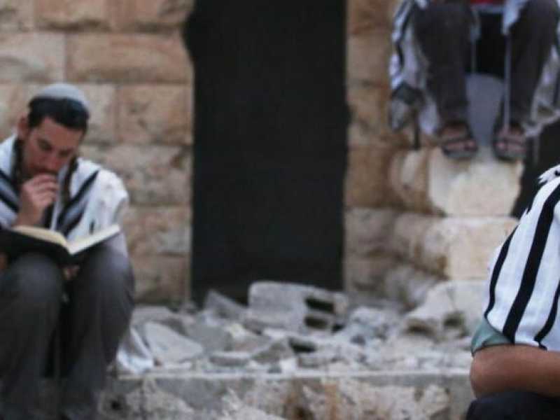 Coloni israeliani nell'insediamento di Sa-nur (foto LaPresse)