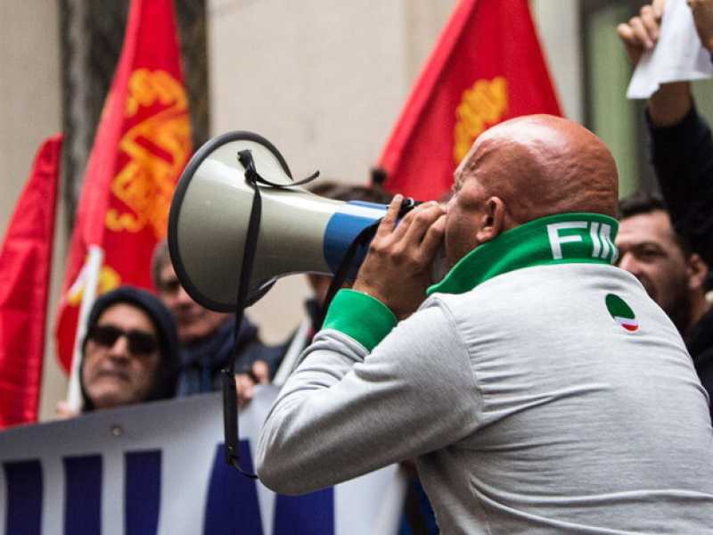 Sit-in di Fiom, Cisl e  Uilm durante l'incontro al Mise tra i sindacati e i vertici di ArcelorMittal (foto LaPresse)