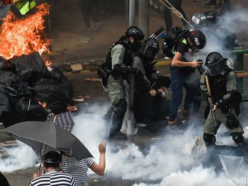 Scontri tra polizia e manifestanti a Hong Kong (foto LaPresse)