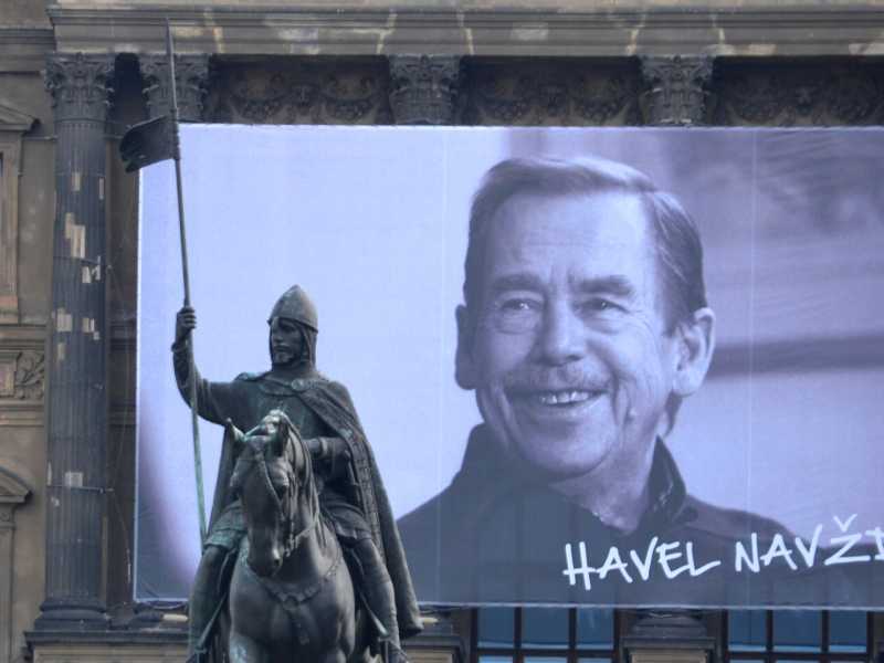 La foto dell&rsquo;ex presidente ceco Vaclav Havel a Praga e sotto il filosofo Jan Patocka durante uno dei suoi seminari clandestini che teneva a casa