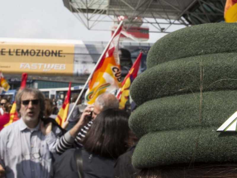 Una protesta dei lavoratori Alitalia nell'aprile del 2017 (foto LaPresse)