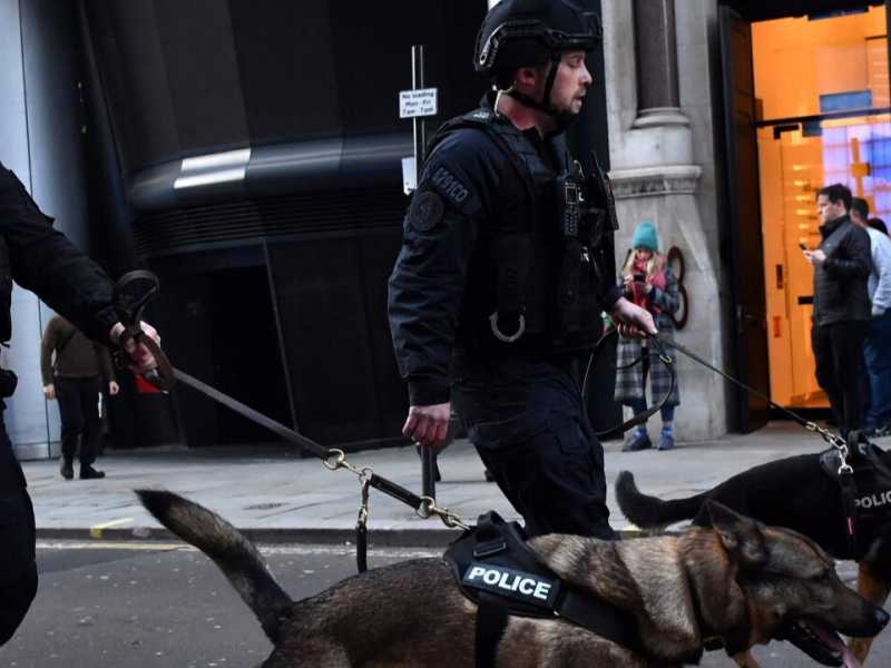 La polizia si avvicina a London Bridge dopo l'attacco di venerd&igrave; 29 novembre