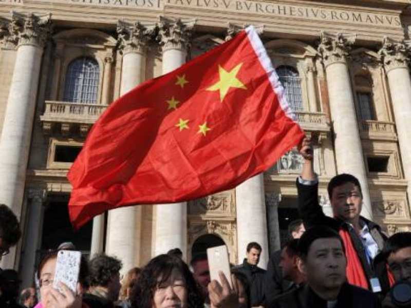 Bandiera cinese in piazza San Pietro (LaPresse)