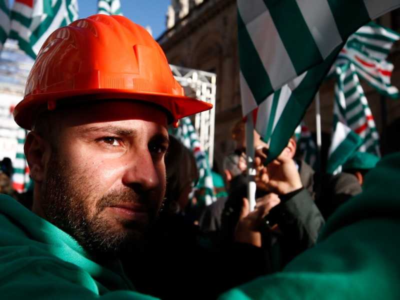 Piazza Santi Apostoli. Manifestazione nazionale sulle crisi aziendali, indetta dai sindacati (LaPresse)