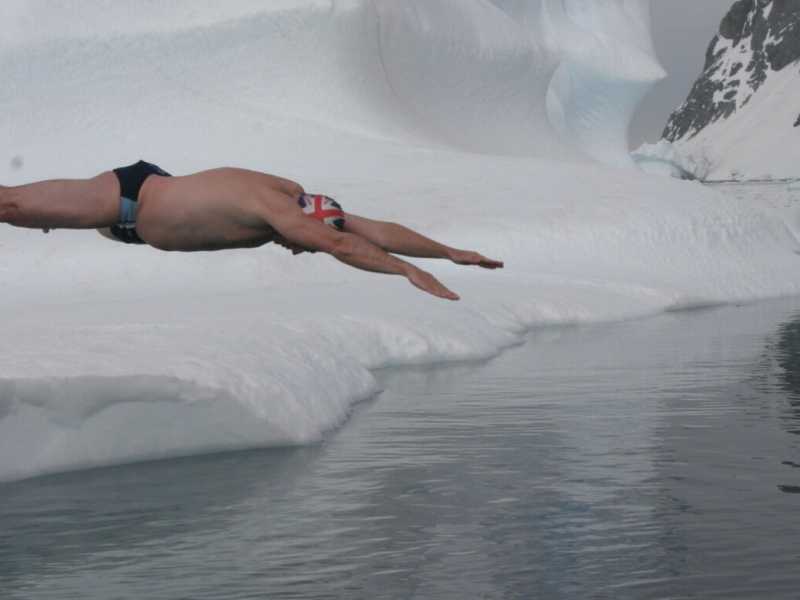 Lewis Pugh fa il bagno nel Mar Glaciale Artico (LaPresse)