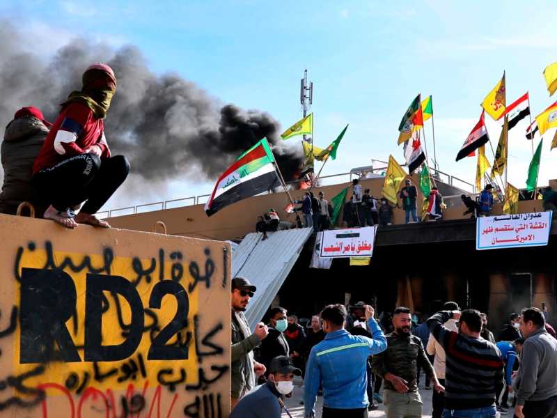 Le proteste davanti all'ambasciata americana a Baghdad (foto LaPresse)