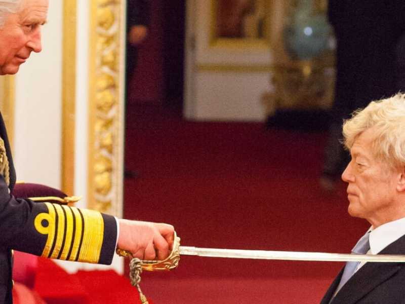 Roger Scruton, filosofo e saggista inglese, &egrave; scomparso a 75 anni. Qui il Principe Carlo lo insignisce del titolo di baronetto (foto LaPresse)