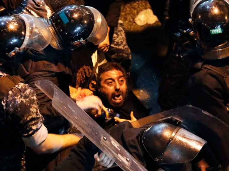 Un manifestante a Beirut arrestato dalla polizia antisommossa (LaPresse/Hussein Malla)