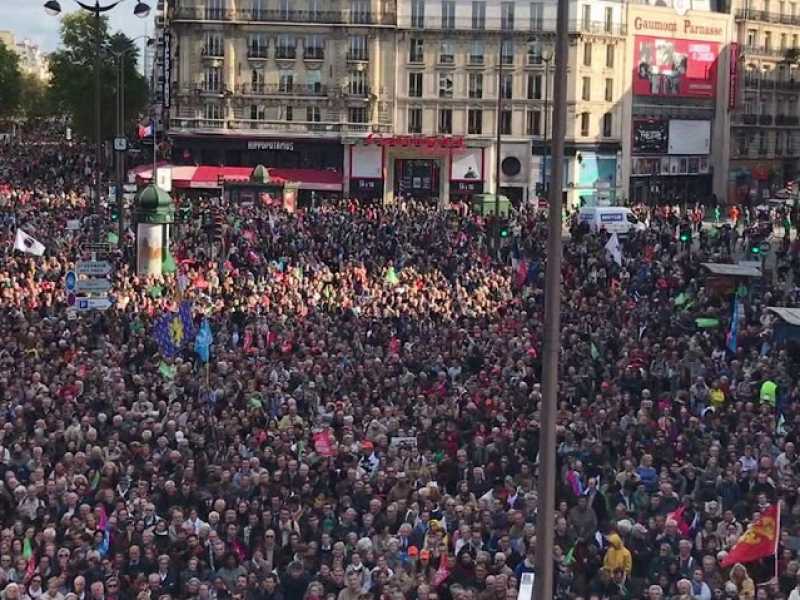 Le proteste a Parigi contro la legge in discussione al Senato