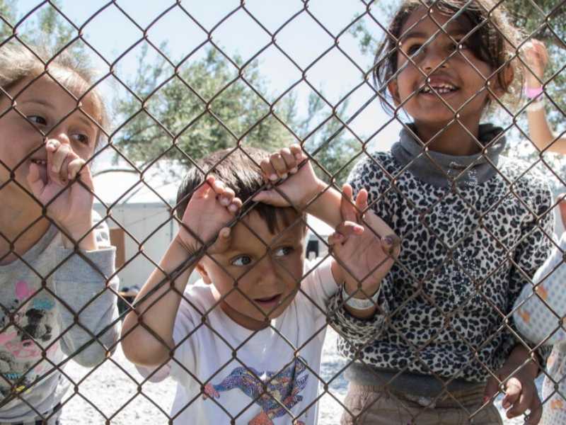 Bambini in un campo profughi dell'isola di Lesbo (Foto LaPresse)
