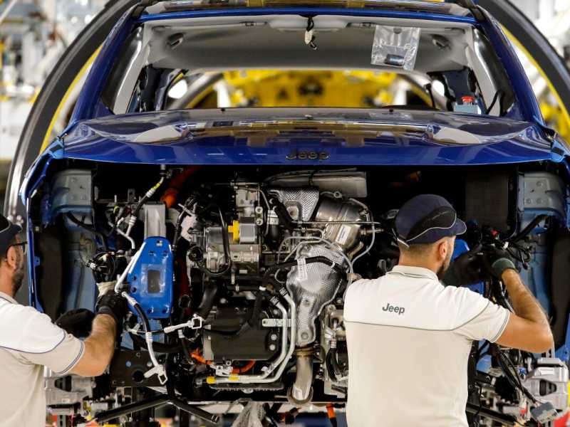 Lo stabilimento Fca di Melfi con catena di assemblaggio della Jeep (LaPresse) 