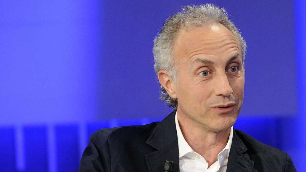 Immagine di Brindiamo col vaffanbicchiere alla salute di Gaia Tortora