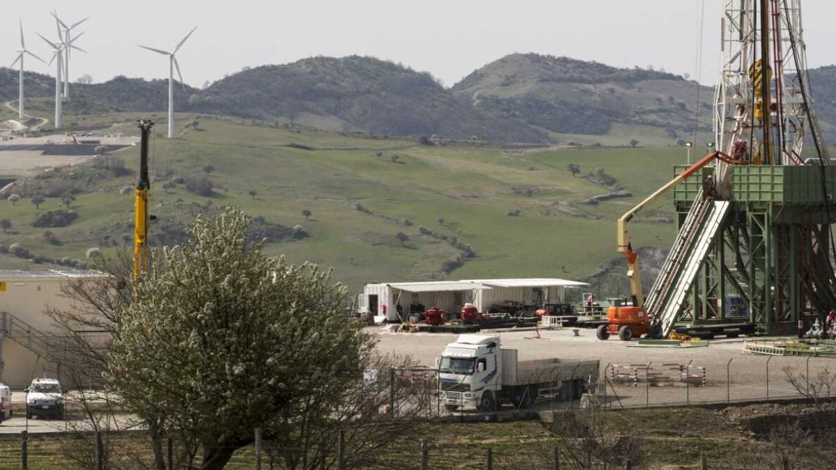 Immagine di Così le compagnie petrolifere mettono un piede fuori dall’Italia