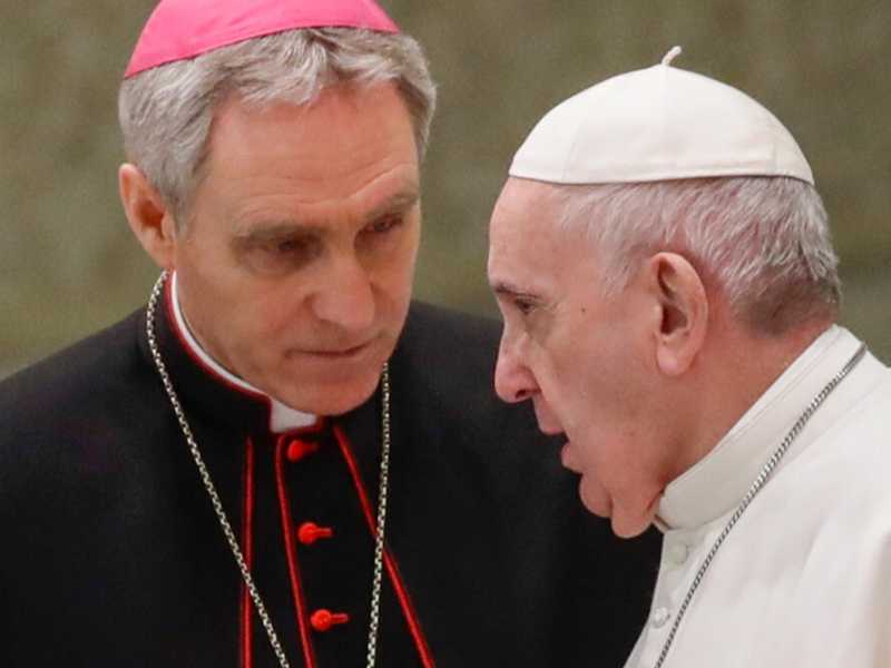 Monsignor Georg G&auml;nswein con Papa Francesco (foto LaPresse)