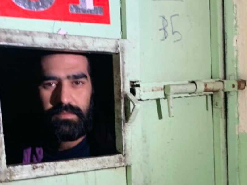 Un prigioniero nel carcere di al Hasake, nella Siria orientale (foto Daniele Raineri)