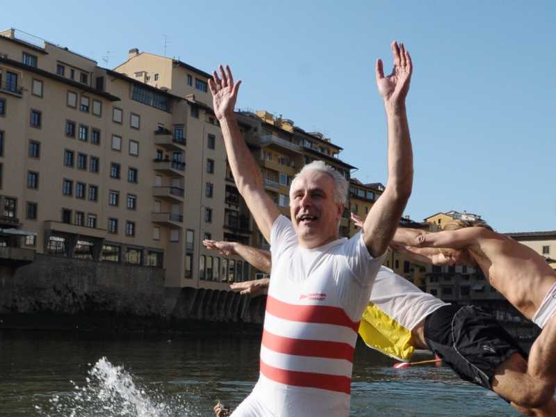 Tuffo in Arno di Eugenio Giani (foto LaPresse)