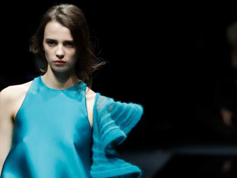 Un modello Emporio Armani in passerella durante le sfilate della Milano Fashion Week 2020 (foto LaPresse)