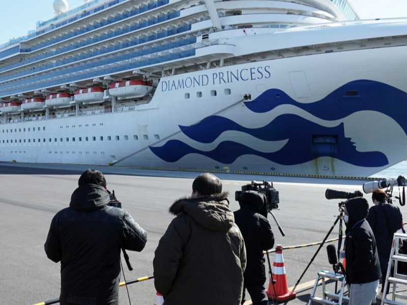 I giornalisti davanti alla nave da crociera Diamond Princess al porto di Yokohama domenica 9 febbraio (foto Ap/Eugene Hoshiko)
