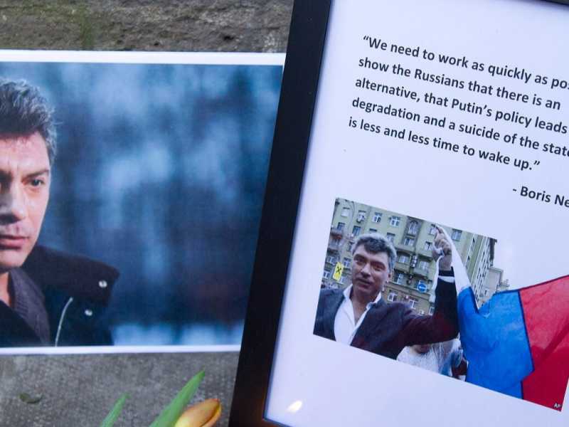 Fiori per Boris Nemtsov all'ambasciata russa a Londra (Foto LaPresse)