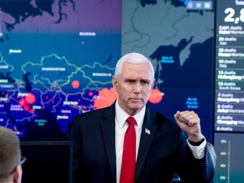 Mike Pence alla riunione della Task Force del Coronavirus presso il Dipartimento di Salute di Washington (foto LaPresse)