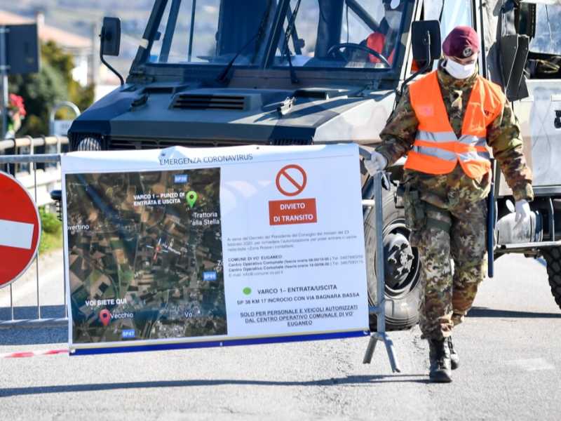 I militari bloccano l'accesso alla zona rossa di Vo&rsquo; Euganeo, focolaio veneto del coronavirus (foto LaPresse)