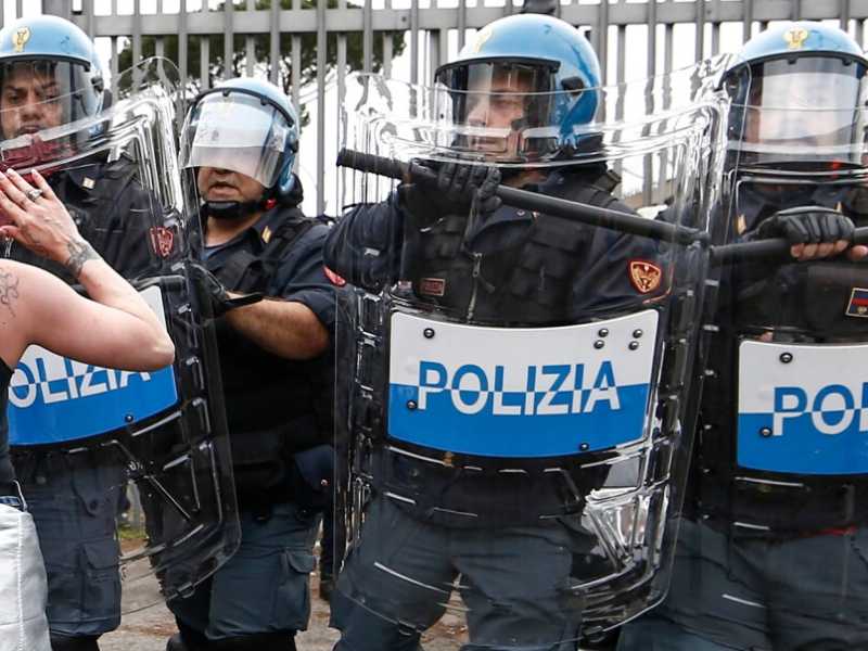 La polizia in tenuta antisommossa schierata davanti al carcere romano di Rebibbia per fronteggiare la protesta dei famigliari dei detenuti (foto LaPresse)