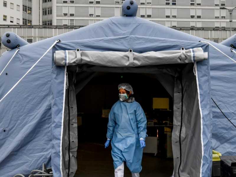 Tenda per la triage allestita all&rsquo;ospedale di Cremona per gestire l&rsquo;emergenza coronavirus 