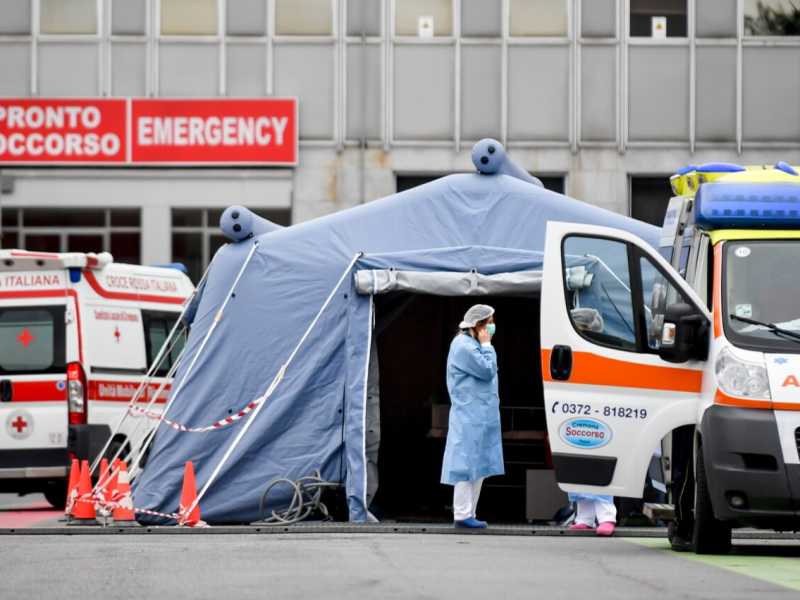 Il triage allestita all&rsquo;ospedale di Cremona per gestire l&rsquo;emergenza coronavirus (foto LaPresse)
