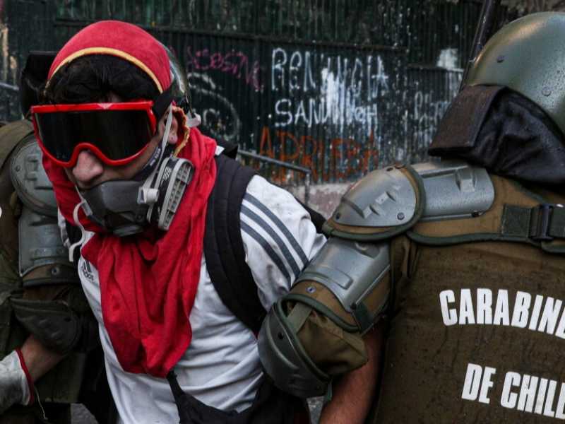 Arresti in Cile durante le proteste (AP Photo/Esteban Felix)
