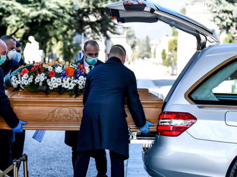 Un funerale a Bergami, gravemente colpita  dall'epidemia (foto LaPresse)