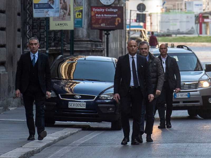 Quel Papa che cammina per le vie di Roma e ci fa sentire meno soli