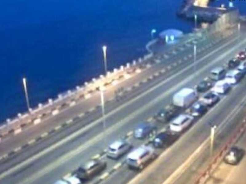 Le auto in fila a Villa San Giovanni 