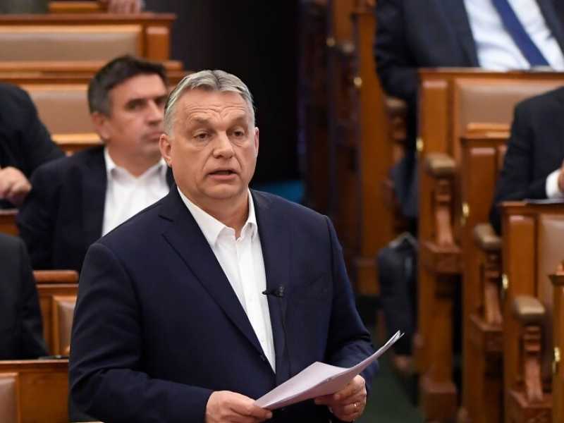 Viktor Orb&aacute;n durante la seduta del Parlamento ungherese del 23 marzo (foto LaPresse)