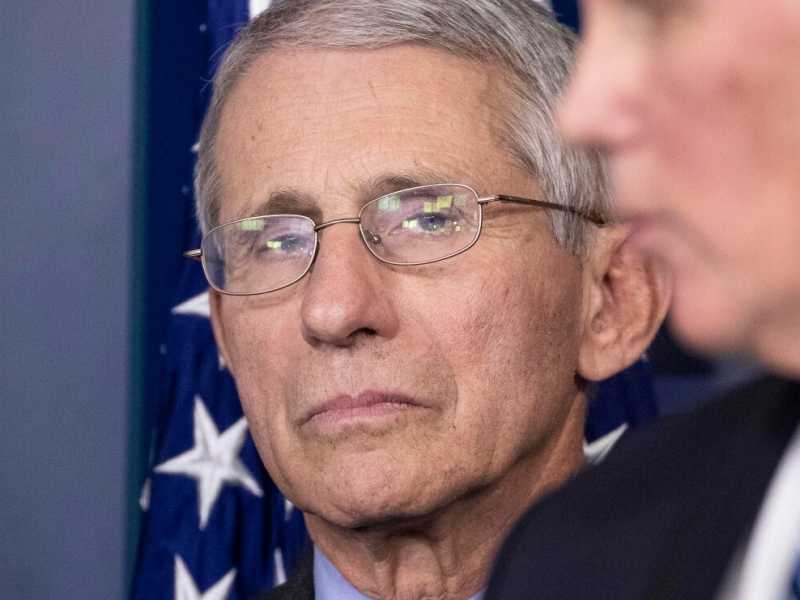 Anthony Fauci, dietro il vice presidente Mike Pence (LaPresse)