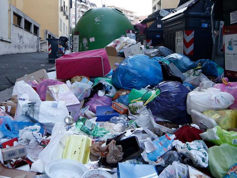 Rifiuti accumulati a Roma in un'immagine dello scorso 8 gennaio (foto LaPresse)