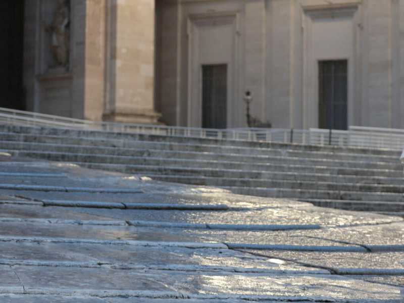 Vaticano, la preghiera del Papa con la Benedizione Urbi et Orbi (LaPresse)