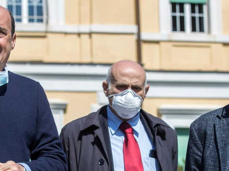 Il governatore del Lazio, Nicola Zingaretti, con il direttore scientifico dell'ospedale Spallanzani, Giuseppe Ippolito, e l'assessore regionale alla Sanit&agrave;, Alessio D'Amato (Foto LaPresse)
